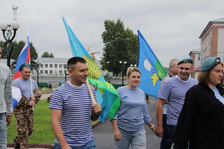 В День ВДВ кузбасские десантники организовали автопробег в поддержку президента РФ