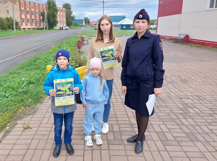 В Крапивинском округе полицейские напомнили детям о дорожной безопасности.